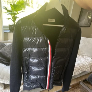 Moncler cardigar  - Tjena ! Jag säljer nu min Moncler cardigan storlek (S)  Jackan har inga skador och är knappast använd,  Jag köpte jackan helt ny från Merchswedan och har ett ordersebekräftelse papper på jackan från merch och dessutom digitalt kvitto, pris kan diskuteras