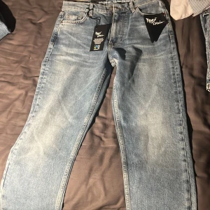 Never Denim jeans - Never denim jeans, girlfriend high waist straight leg, helt nya jaens med prislapp kvar och endast testade, nypris 600 kr, mitt pris 300 kr😊 pris går att direktivets vid snabb affär 