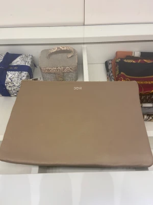 Clatch från Dagmar  - Beige clatch i skinn från Dagmar, jättefint skick! 