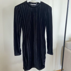 Klänning - Svart ribbad klänning i sammets material. Väldigt strechig och passar xxs-s beroende på vilken passform man är ute efter