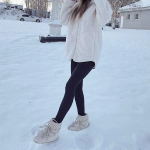 Moon boots velvet - Moonboots velvet i en jätte fin beige färg. Knappt använda, som nya. Går ej att få tag nånstans