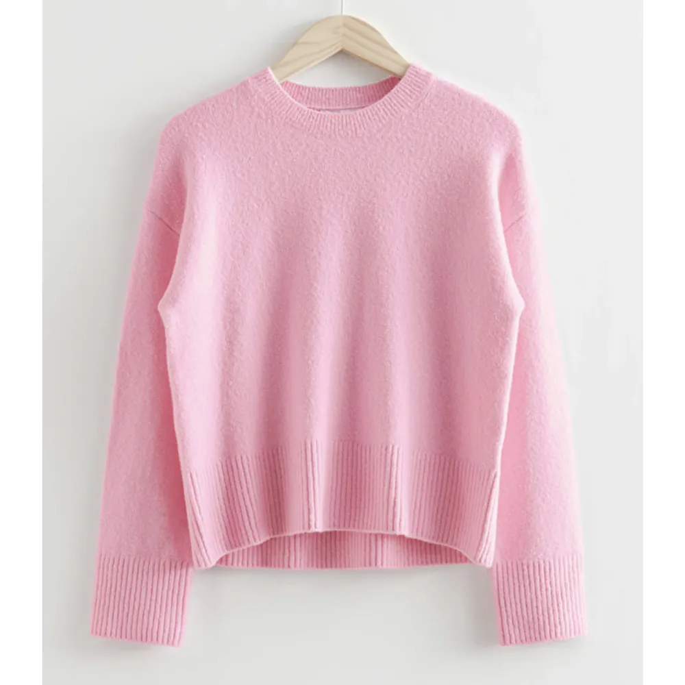 Säljer min rosa stickade tröja från &Other Stories, använd en gång. Skriv privat för bilder💞. Stickat.
