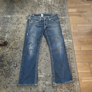 TRUE RELIGION JEANS!!! - Riktigt snygga!! True religion bobby super t lite klippta där nere till bootcuts. Säljer för att de är för korta för mig GE PRISFÖRSLAG!