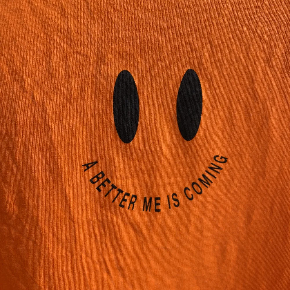 Köpt på zalando. Använde sällan. Inga skador eller fläckar. Text: ”a better me is coming”. T-shirts.