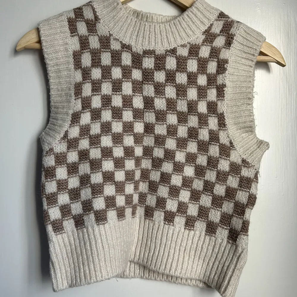 Fin väst med rutigt mönster från Gina tricot. Använd 1 gång - Slutsåld online ⭐️. Tröjor & Koftor.