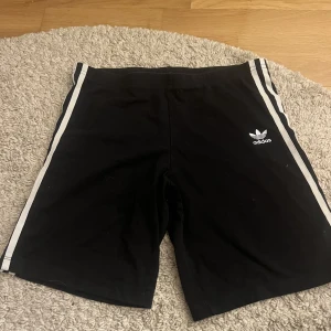 Shorts/cykelbyxor  - Säljer dessa fina shorts/cykelbyxor från Adidas. Använda 2/3 ggr. 🩷