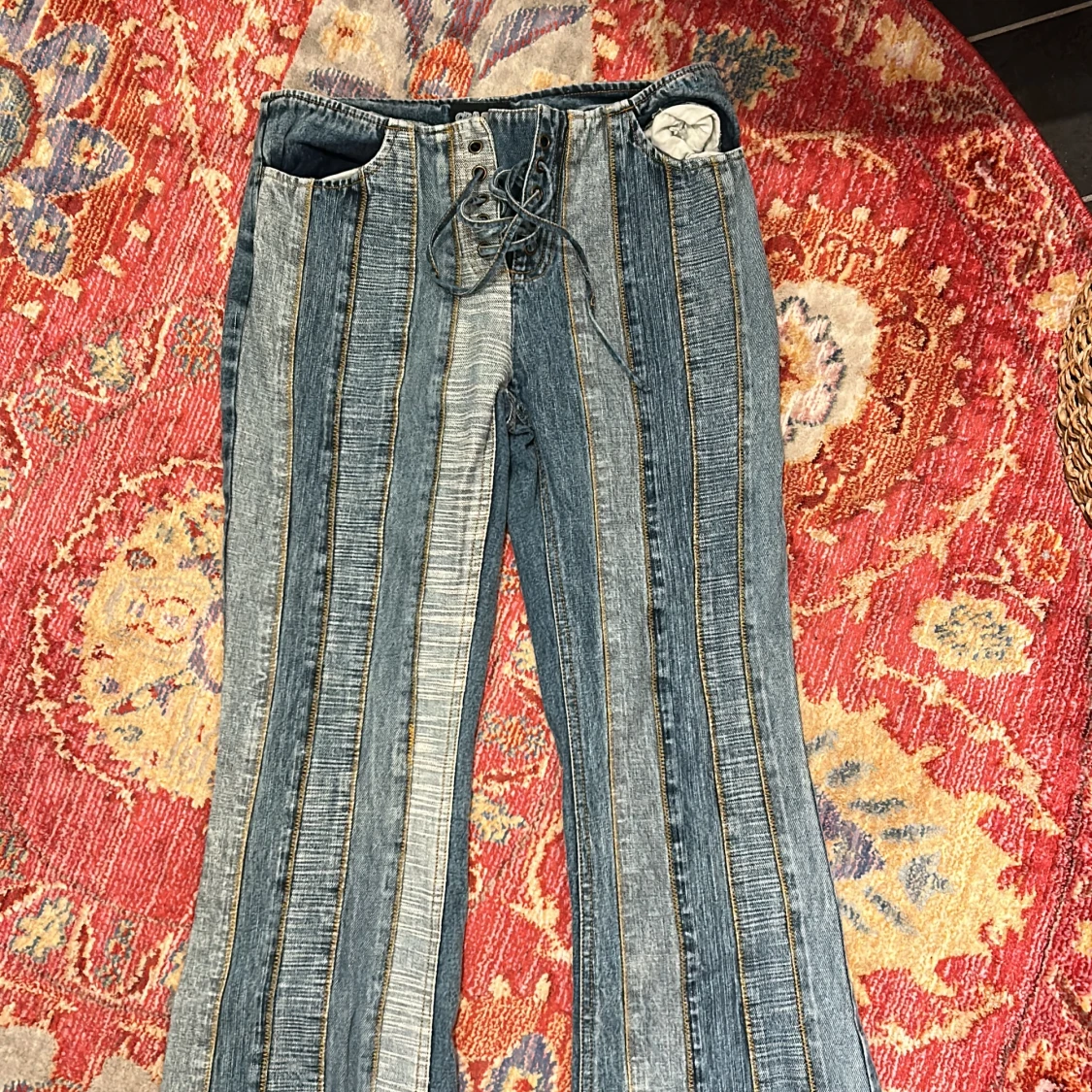 lågmidjade jeans med snörning