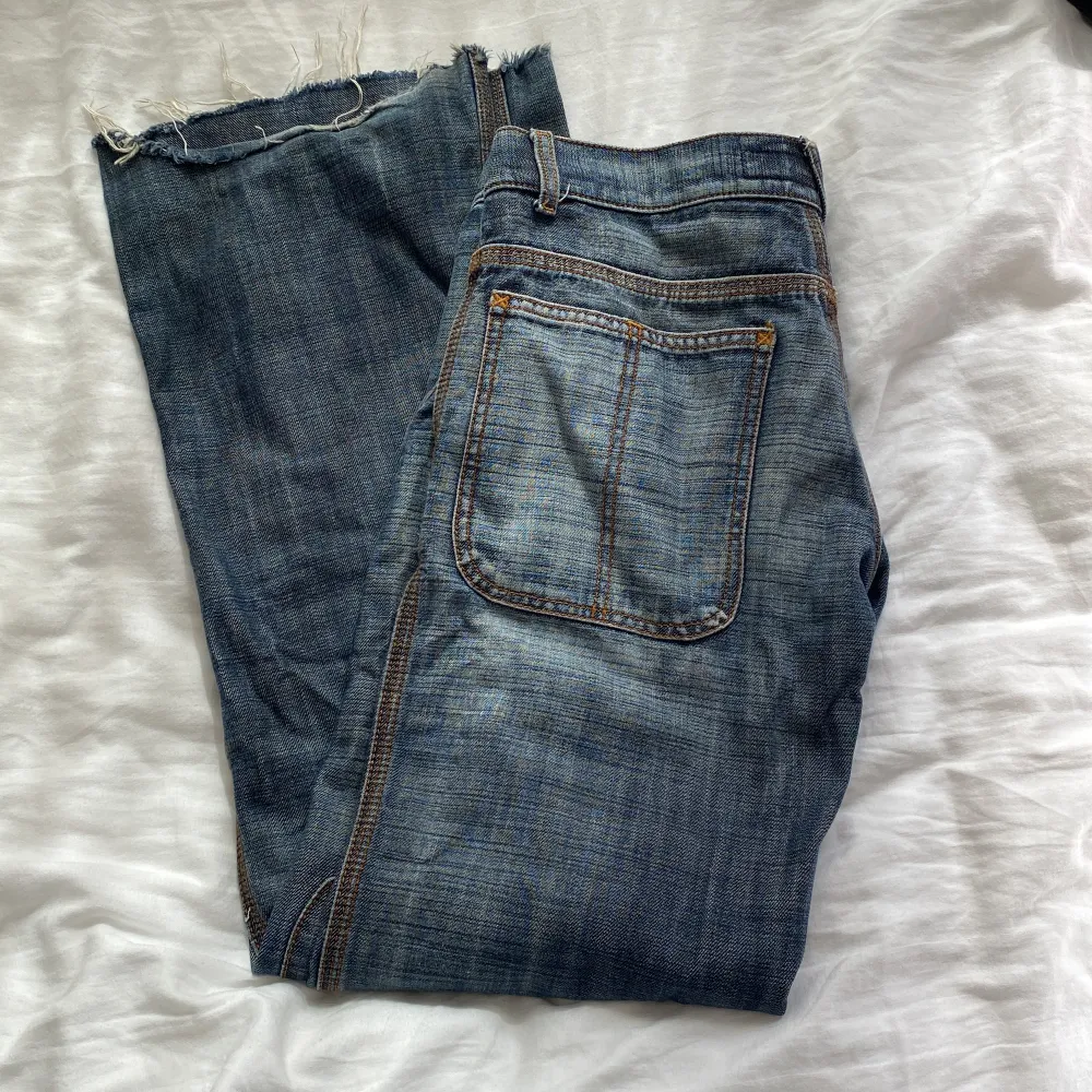 jättesnygga lågmidjade ljusa jeans från märket ”killah”. köpt secondhand och använts en del gånger men fortfarande i veldigt bra skick. har dock klippt de eftersom de var lite för långa, perfekt i längd för mig som är 164cm. . Jeans & Byxor.