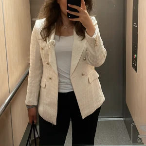 Beige/ vit kavaj  - Storlek 40 kavaj endast en gång använd. Pris 399kr