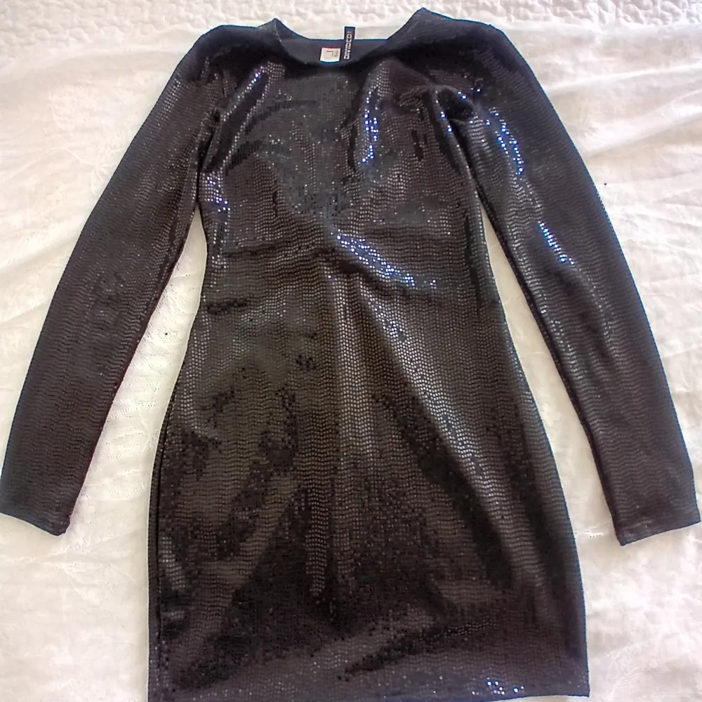 En riktigt snygg svart glittrig klänning i storlek s🎉. Klänningar.