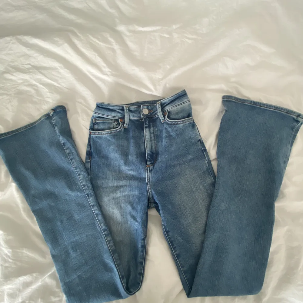 säljer ett par ljusblå bootcut jeans ifrån bik  bok. Köpta för ca 500kr. Haft i ca 1 år och är fortfarande i bra skick! . Jeans & Byxor.