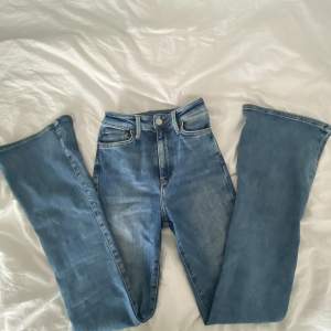 säljer ett par ljusblå bootcut jeans ifrån bik  bok. Köpta för ca 500kr. Haft i ca 1 år och är fortfarande i bra skick! 