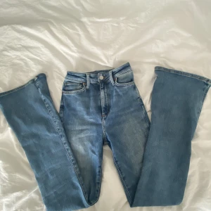 Ljusblå bootcut jeans  - säljer ett par ljusblå bootcut jeans ifrån bik  bok. Köpta för ca 500kr. Haft i ca 1 år och är fortfarande i bra skick! 