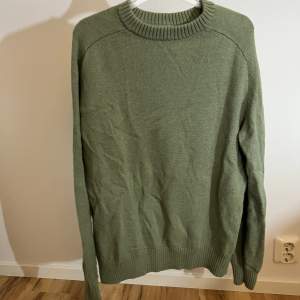 Stickad tröja från Hm i en fin höstgrön färg 🍂  Använd fåtal gånger 