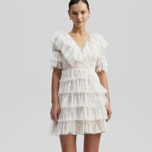 By Malina klänning - Använd en gång, som ny! Skriv om du är intresserad eller har frågor🩷