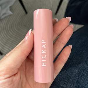 Säljer hickaps blush stick då jag råkat få dubbelt! I färgen shimmering coral, helt oanvändt 💞säljer också highlitern 