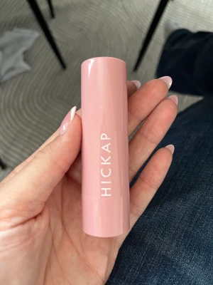 Hickap wonder stick - Säljer hickaps blush stick då jag råkat få dubbelt! I färgen shimmering coral, helt oanvändt 💞säljer också highlitern 