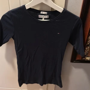 Tommy Hilfiger topp - Säljer denna topp som blivit för liten för mig, som jag använt några gånger men som är i väldigt bra skick. Tvättar och stryker innan jag postar! Priset kan diskuteras vid snabb affär 