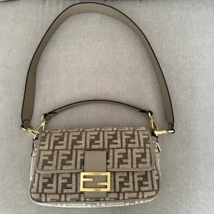 Fendi väska - Fendi väska i väldigt bra skick, sparsam använt och är stilren!   Pris kan diskuteras vid snabbaffär!