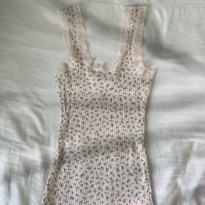 Blommig vit klänning - Söt vit klänning med rosa små blommor på💘 Den är i storlek XXS, men eftersom den är stretchig så passar den förmodligen XS och S också.👍🏼 Fråga om frakt.