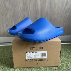 WTS Yeezy slide Azure  Size: EU 43 Cond: DS  Kan skickas på köparens bekostnad annars meet ups i Sollentuna❗️