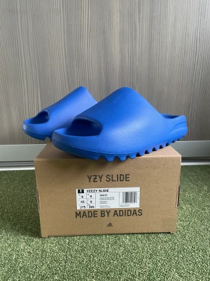 Yeezy slide Azure - WTS Yeezy slide Azure  Size: EU 43 Cond: DS  Kan skickas på köparens bekostnad annars meet ups i Sollentuna❗️
