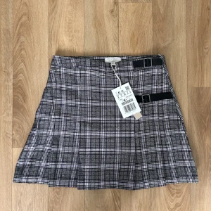 New skirt - Never worn, still with price tags on.  Sizing says “S”, but I would say it’s more of an “xs/xxs” 