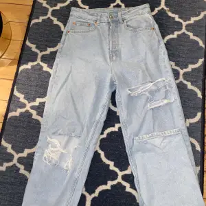 Säljer nu mina jeans från Hm Divided kollektion då de är för stora. Använd Max 4 gånger så absolut fräscht och nästan som nytt! Istället för dragkedja som gylf så är det knappar. De är jättesköna och sitter inte tajt vid benen. Sitter typ mid raise💗