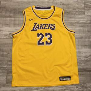 Säljer min (ÄKTA) Lebron James NBA Jersey. Står XL som storlek men passar mig som har M, skulle säga att den är onesize. Använder inte då den inte passar min stil. Väldigt bra skick, 10/10. Kom privat vid eventuella frågor🙏🏽