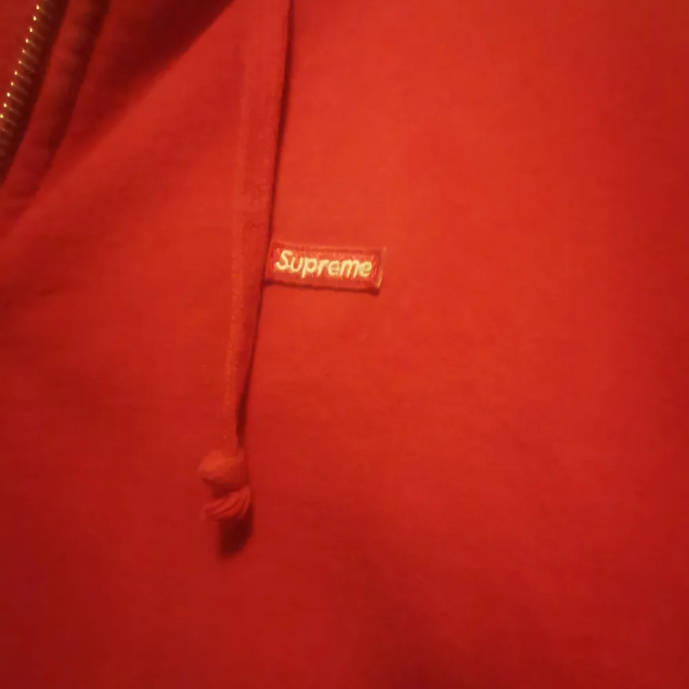 Supreme hoodie i storlek L. Hämtas i Västerås eller skickas mot fraktkostnad 80:- spårbart. Priset kan diskuteras vid snabb affär. . Hoodies.