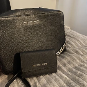 Äkta Mk väska & plånbok - Äkta Michael Kors väska och plånbok, aldrig använda. Båda två 1100kr Endast väska 800kr (pris kan diskuteras) 💕