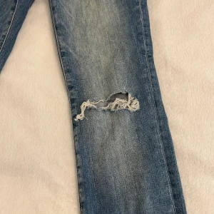 Denim jeans  - Säljer snygga high waist denim jeans med hål på knäna dem är använda några gånger bara men kommer inte till användning mer💕