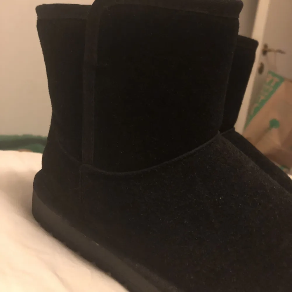 Säljer dessa Uggs som är helt Oandvända. Endast testade och sedan glömt bort att skicka tillbaka då dom inte passar mig. Storlek 38 men skulle säga att dom passar 37 också, då min mamma passar dom och hon har storlek 37. Skriv för frågor, pris diskuteras?. Skor.