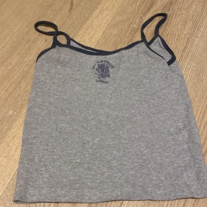 Linne Brandy Melville - urgulliga linne från brandy Melville! Köpt för ca ett år sen men nästan aldrig använt! Tror att linnet köptes för 200-350 men har inget kvitto kvar! One siden som passar alla!