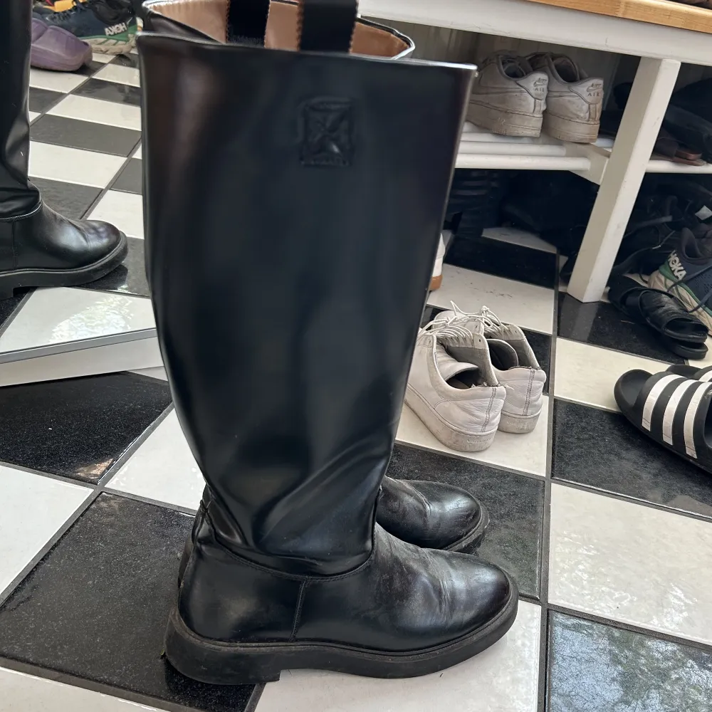 Svarta boots från H&M använda fåtal gånger, storlek 39. Skor.