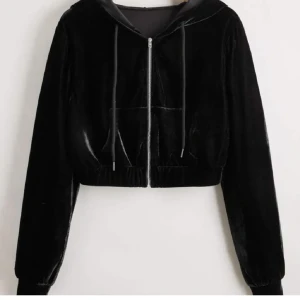 Svart  Mysig kort kofta  - En jätte söt och fin svart kofta, med väldigt skön och mysig material 💕 Säljer då den e lite för liten för mig. 