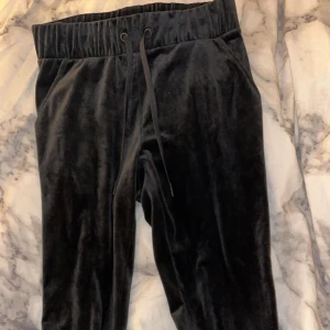 Mjukisbyxor  - Säljer ett par mjukisbyxor i sammet från Hunkemöller. De är väldigt sköna och fräscha.