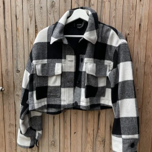 Jacka - En kortare rutig jacka från Monki🖤🤍
