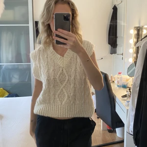 Stickad väst  - En stickad väst som aldrig är använd🤍