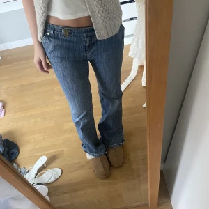 Lågmidjade jeans - SKITSNYGGA lågmidjade jeans!!! Jag är 161 o de är lite långa på mig. Midja 40 cm, innerben 72 cm. Är lite slitna bak ner på benen men d e bara snyggt tkr jag men de har börjat bli lite slitna i grenen (se sista bild) därav priset!! ☺️ köp GÄRNA med köp nu!