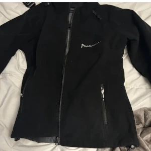 Peak performance jacka - En fleecejacka från peak performance helt ny skick då den har lapparna kvar så i ett super bra skick! Skriv för mer bilder! 