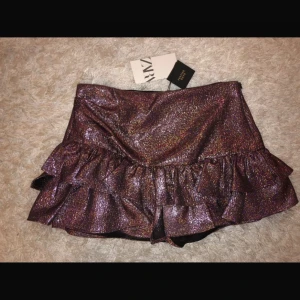Kjol, ZARA - Kjol från ZARA med lappen kvar. Står storlek L på lappen men är väldigt liten i storleken. Passar M och kanske S. Shorts inuti. 