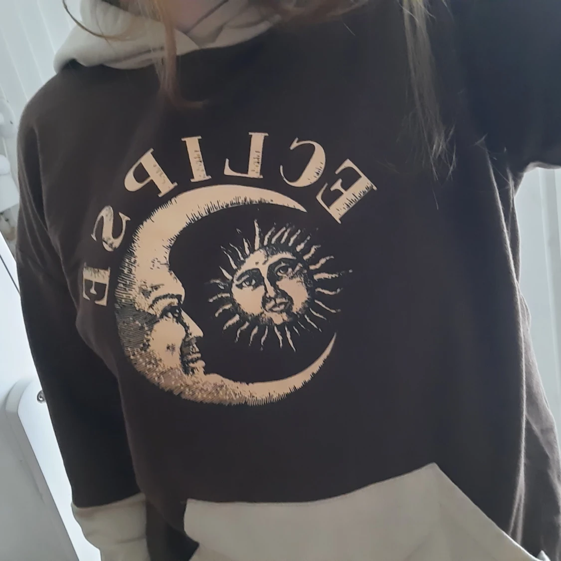 Brun hoodie med häftigt tryck - 90