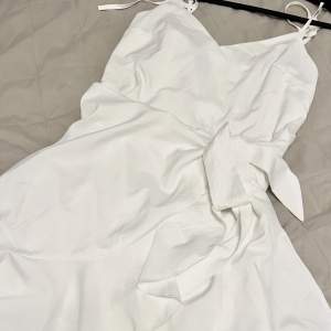 En kort vit och slutsåld klänning från Parisian. Storlek: 38. Använd en/två gånger, i väldigt bra skick. Perfekt för studenten!