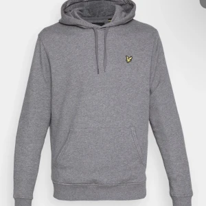 En grå lyle&scott hoodie - Jötte fin o jätte skön hoodie ,   köpt för 760kr men säljer för 350kr , aldrig använd . Vet ej om den är för tjejer eller killar funkar nog för båda 