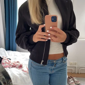 Bomber jacka  - Säljer denna bomber jacka från hm då den är lite för liten för mig. Använd kanske 5-6 gånger men inga defekter eller så, finns inte att köpa längre🙌🏼🌟