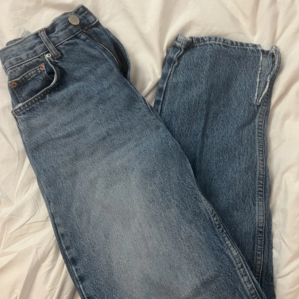 Blåa jeans med slits storlek 34 längd 32 Aldrig använda då dom är förkorta på mig. Beställda från Nelly . Jeans & Byxor.