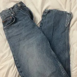 Blåa jeans med slits storlek 34 längd 32 Aldrig använda då dom är förkorta på mig. Beställda från Nelly 