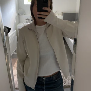 Tröja Cos - Så fin tröja med dragkedja och halvpolo från Cos, perfekt nu när det blir lite kallare ute