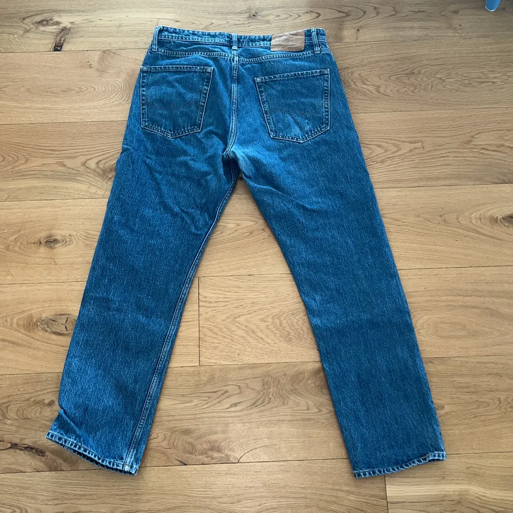 Säljer ett par jeans i fint skick, för att de blivit för små. Priset är prutbart. Skriv gärna vid intresse!. Jeans & Byxor.